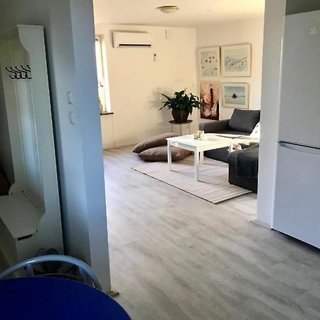 Rymlig Laegenhet I Avdelat Hus Med Egen Parkering Apartment Kaglinge Ngoại thất bức ảnh